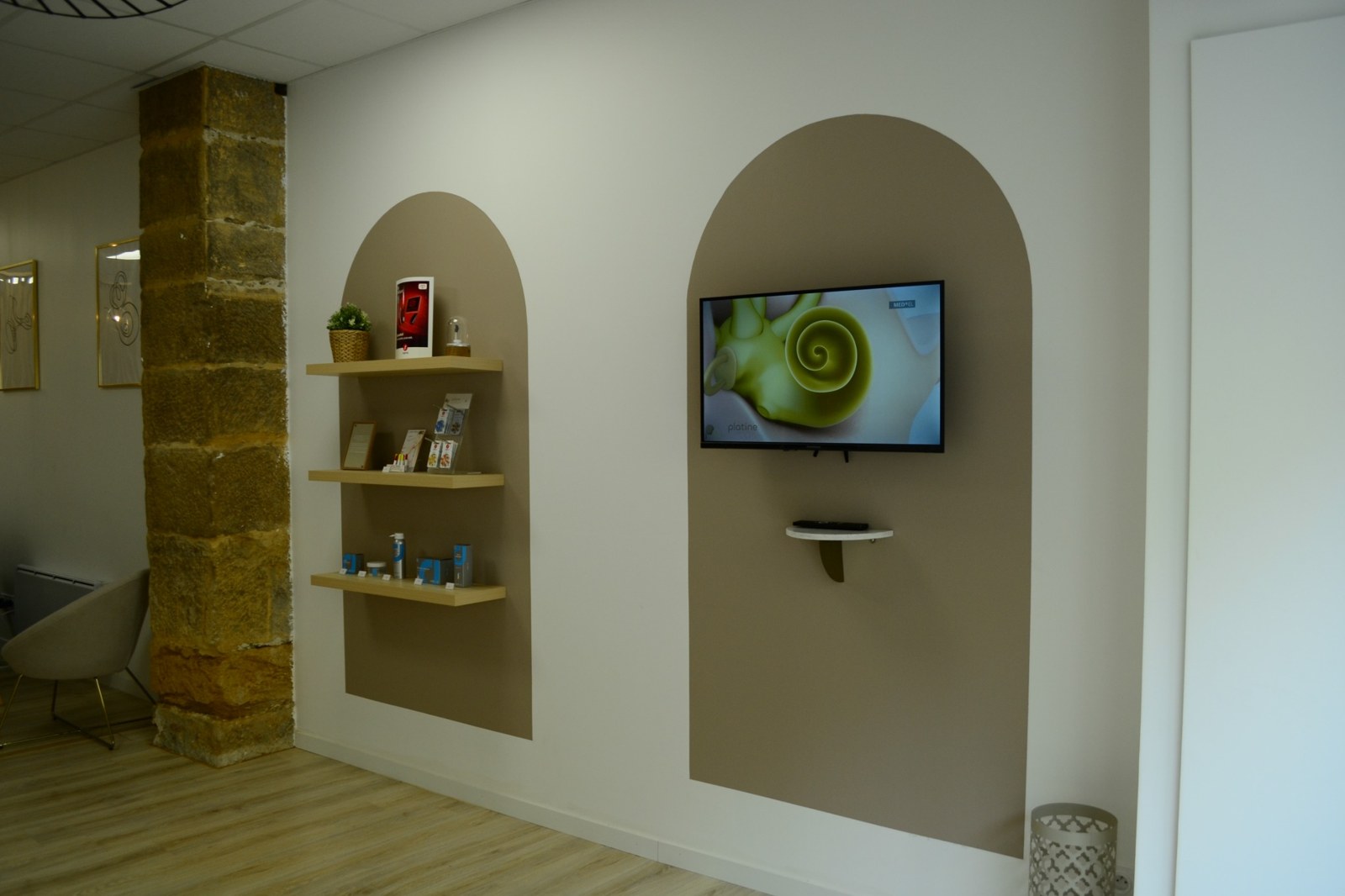 Étagères de présentation et écran d’information du centre de Saint-Genis-Laval